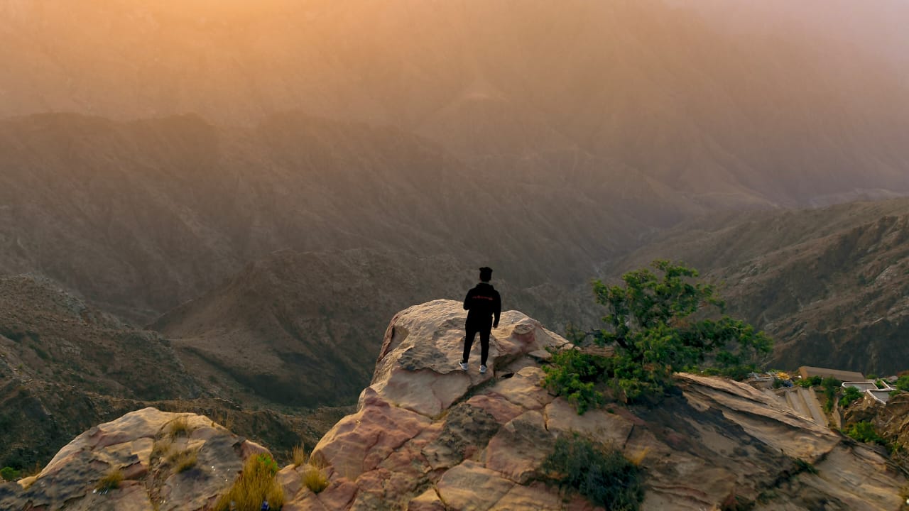 المشي بين السحاب".. أعجوبة السياحة بين مسارات "جبال عسير