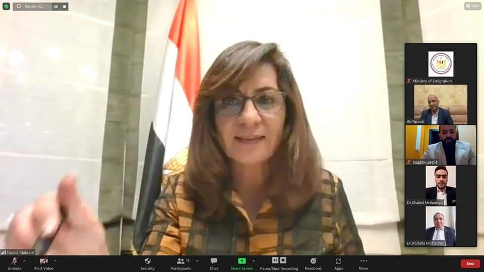 عبر "زووم ": وزيرة الهجرة تتواصل مباشرة مع مصريين خلال عبورهم من الحدود الأوكرانية الي الرومانية