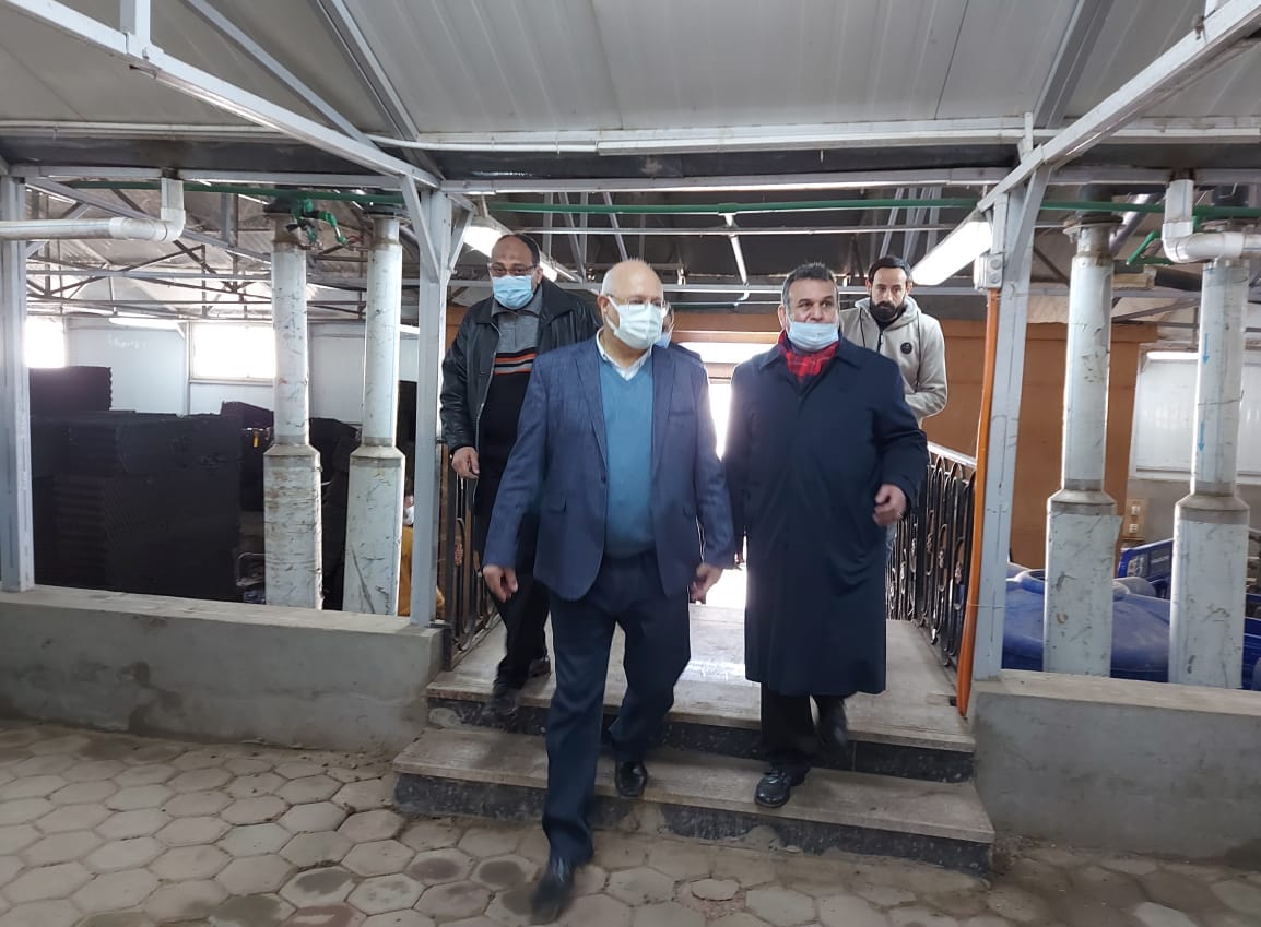 رئيس جامعة بنها يتفقد الإمتحانات والوحدات الإنتاجية بكليتى الزراعة والطب البيطري ويؤكد على تطبيق الإجراءات الاحترازية