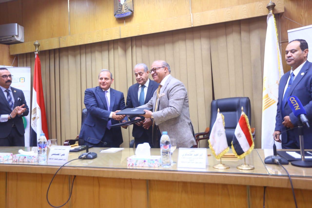 بالصور بروتوكول تعاون بين وزارة التموين والبنك الأهلي المصري لإنشاء مكاتب السجل التجاري بفروع البنك المختلفة ‏ "المصيلحي" :  لأول مره انشاء رقم موحد مميز لكل منشأة تجارية"شاملة فروعها" .. والتنفيذ بنسبة 100% لجميع المنشآت  بالسجل التجاري  