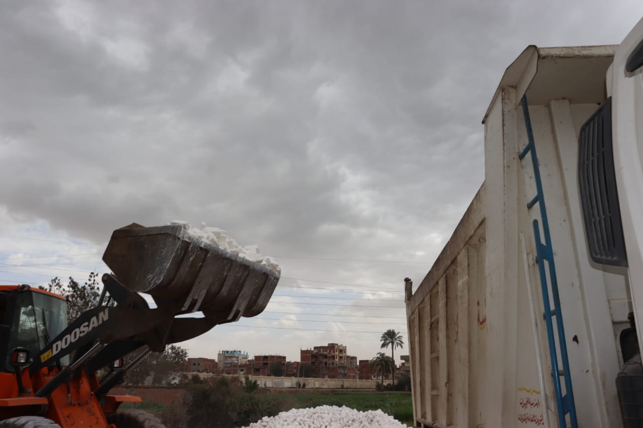 خلال جولته بمدينة شبين القناطر ..الهجان يأمر بإزالة شونة مواد بناء على أرض زراعية بكفر شبين