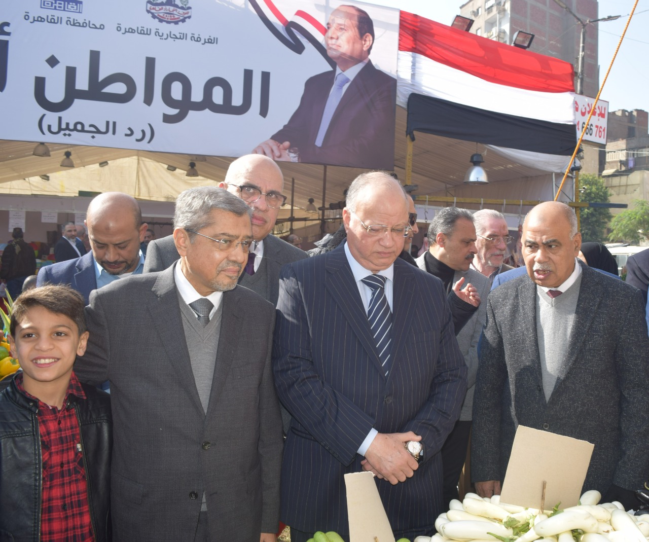 عبد العال ،والعربي... يتفقدان معرض السلع " المواطن أولاً" بحي باب الشعرية للاطمئنان على توافر السلع