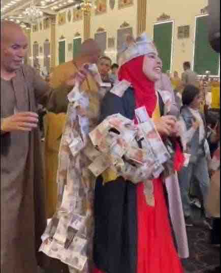 بالصور ب"فستان من النقود" من أب يفاجئ لابنته أثناء حفل تخرجها
