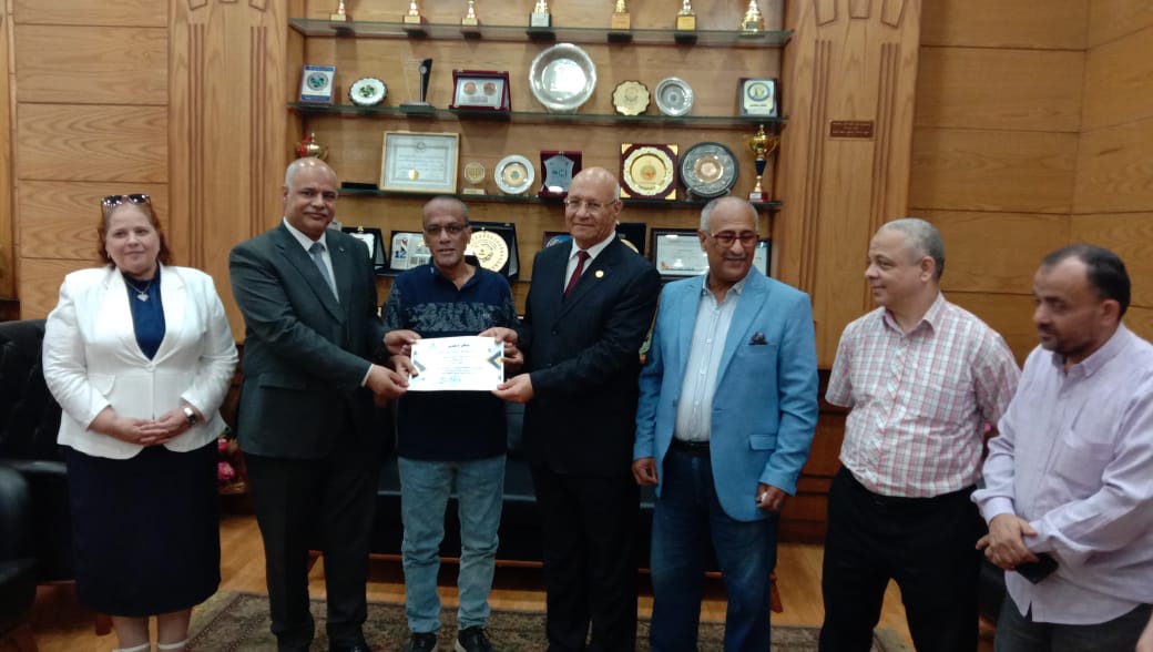 تقديراً لجهودهم فى العمل :  رئيس جامعة بنها يكرم مندوبى المالية بالجامعة