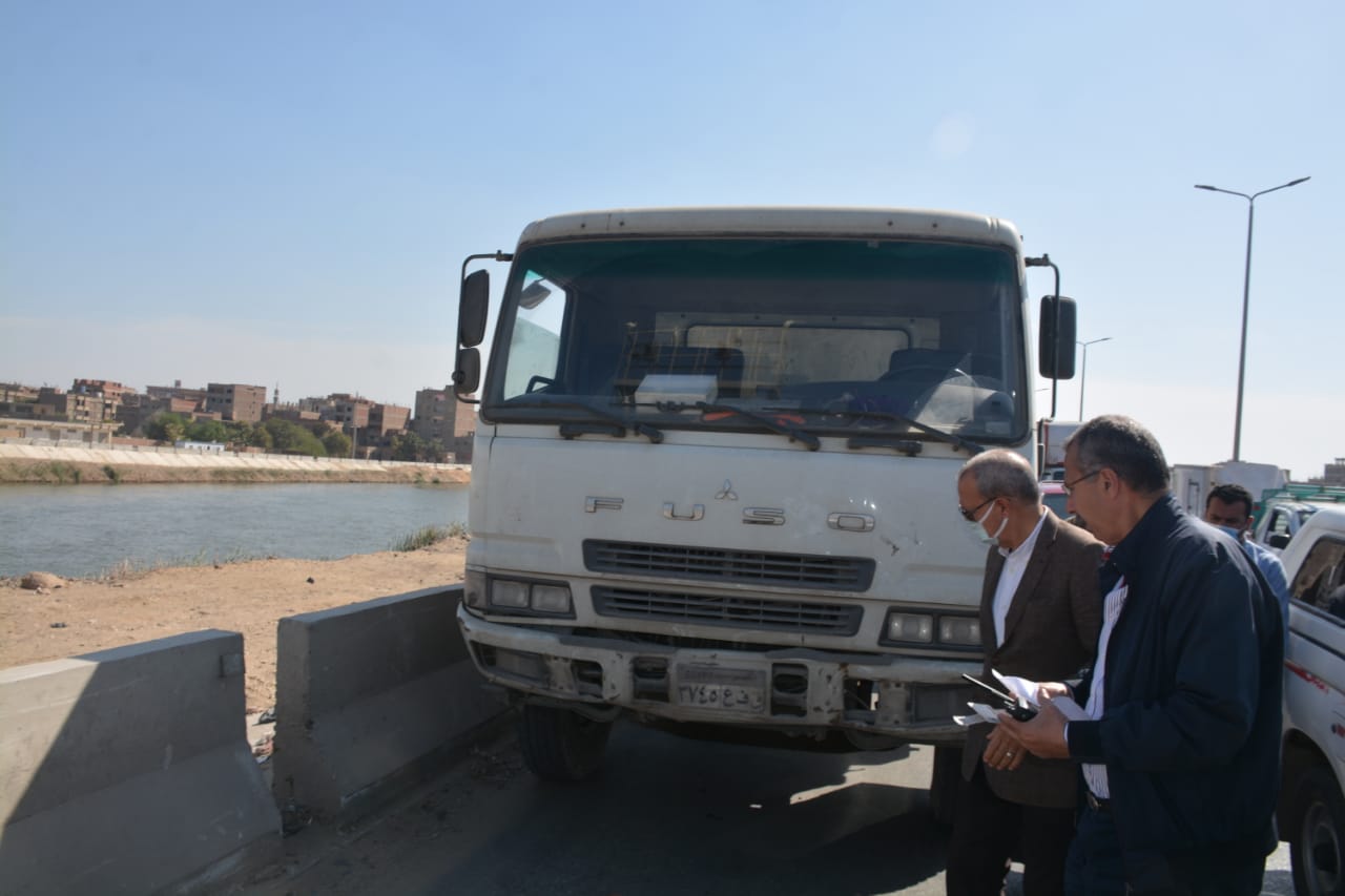 صور: محافظ القليوبية يضبط 3 سيارات عكس اتجاه ويضبط سيارة نقل لعدم التزام السائق بتغطية الحمولة
