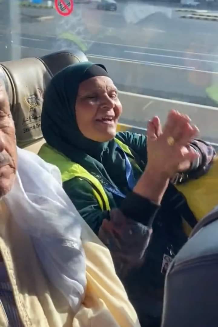 ‏على طريقتها.. سيدة مصرية تعبر عن فرحتها بأداء فريضة الحج 