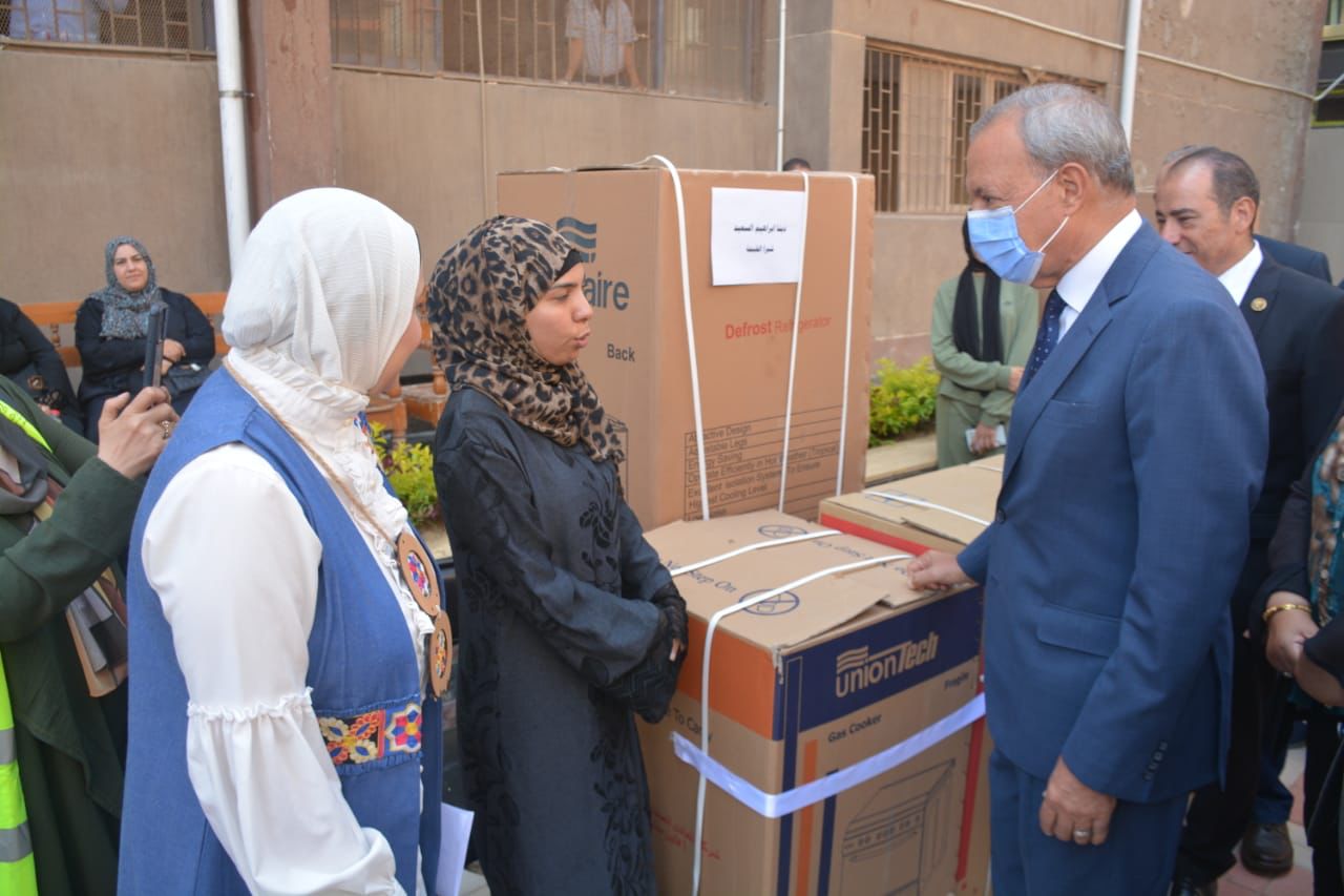 وسط أجواء من الفرحة والزغاريد.. محافظ القليوبية يسلم جهاز عرائس لـ 17 فتاة من المقبلات على الزواج بالتعاون مع مؤسسة مصر الخير