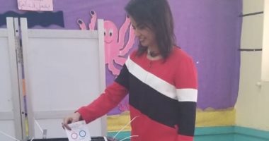 النائبة ماريان عازر تدلى بصوتها فى الاستفتاء مرتدية علم مصر