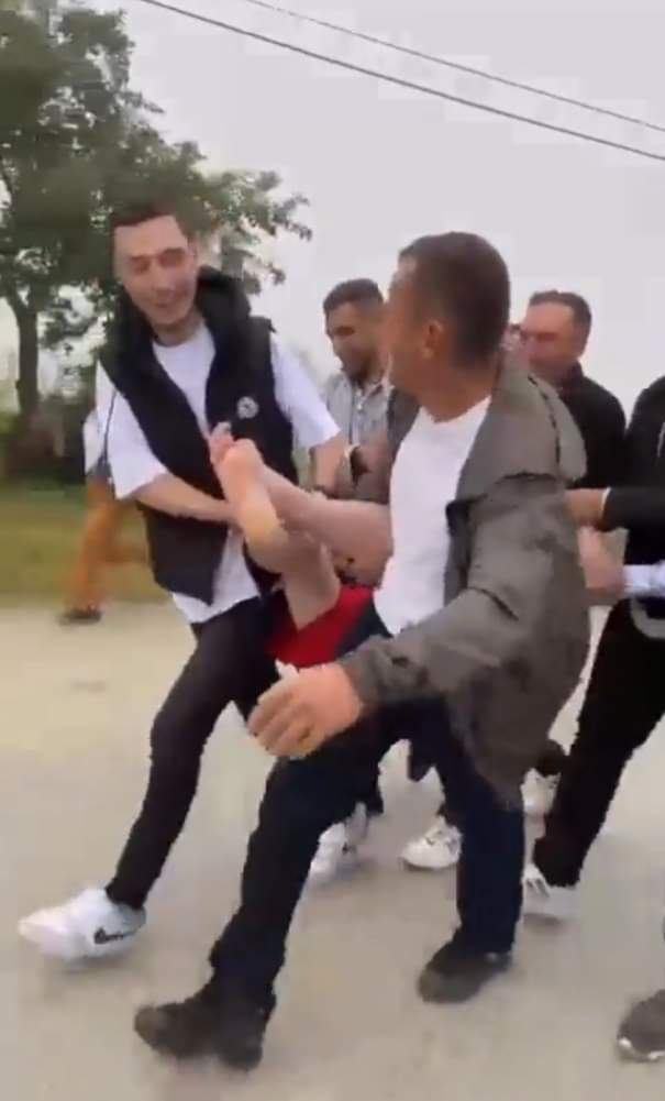 بإلقائه في الماء المثلج.. قرية تركية تعاقب من لم يؤدِّ صلاة العيد بطريقة غريبة!