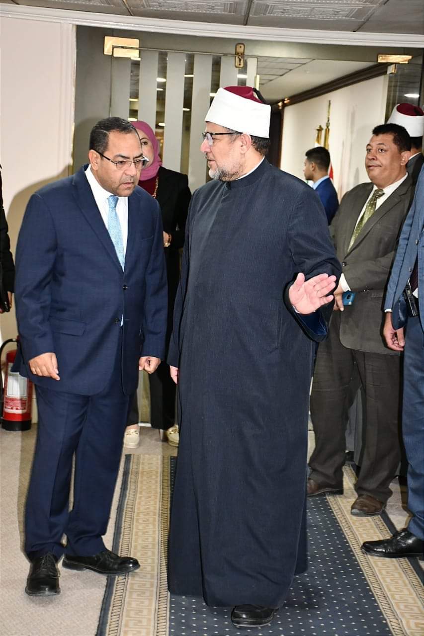 وزير الأوقاف ورئيس الجهاز المركزي للتنظيم والإدارة يتفقدان أعمال امتحان المتقدمين لشغل وظائف عمال بالوزارة