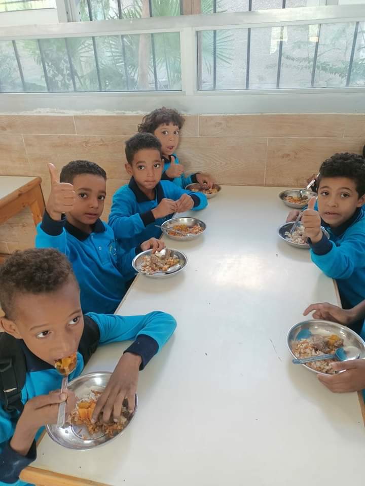 ١٣٣٠٠ طالب وطالبة يستفيدون من الوجبات الساخنة بمدارس البحر الأحمر يومياً