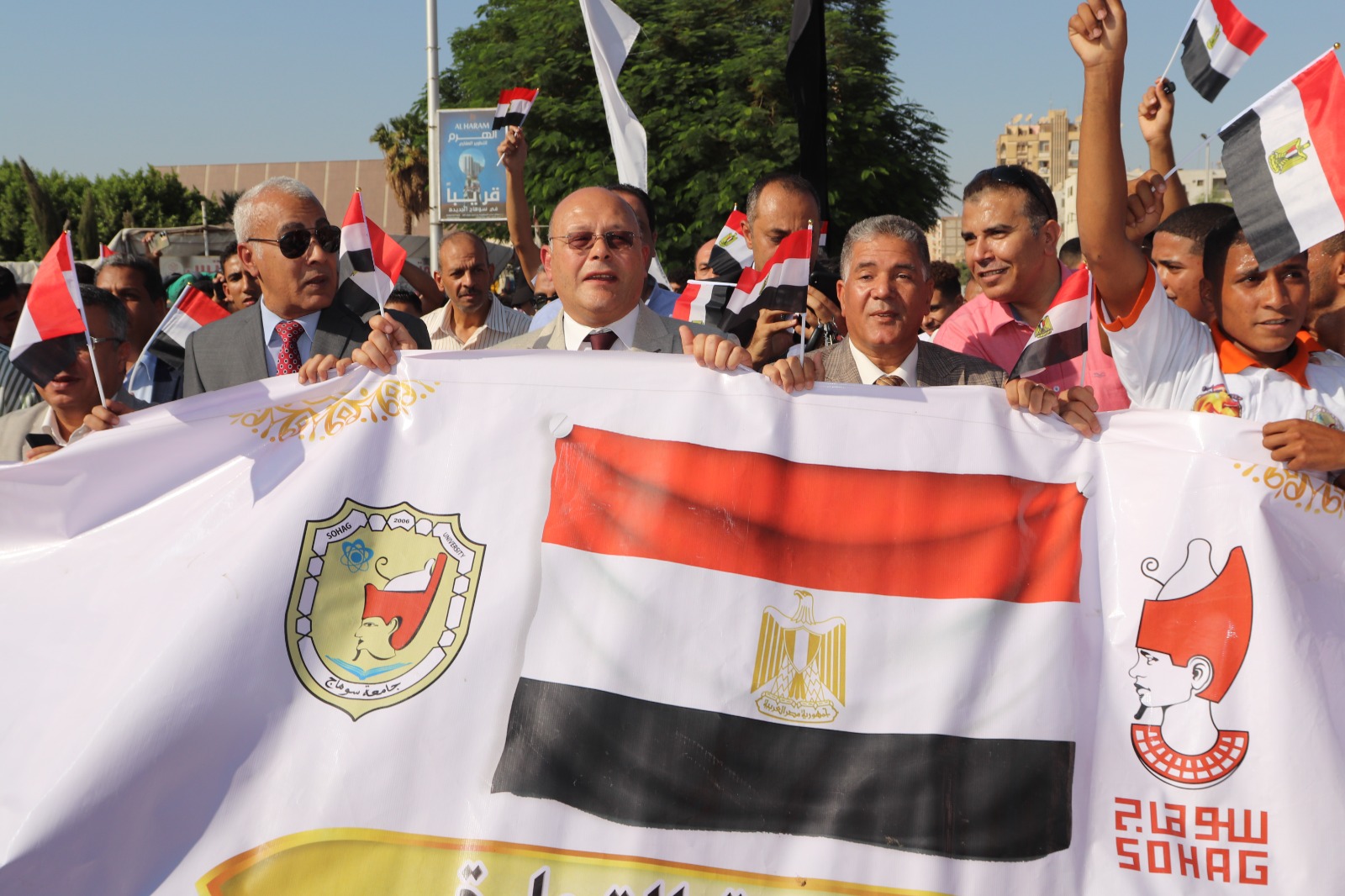 مسيرة لتأييد موقف مصر والسيسي من القضية الفلسطينية والتضامن مع شعبها بجامعة سوهاج