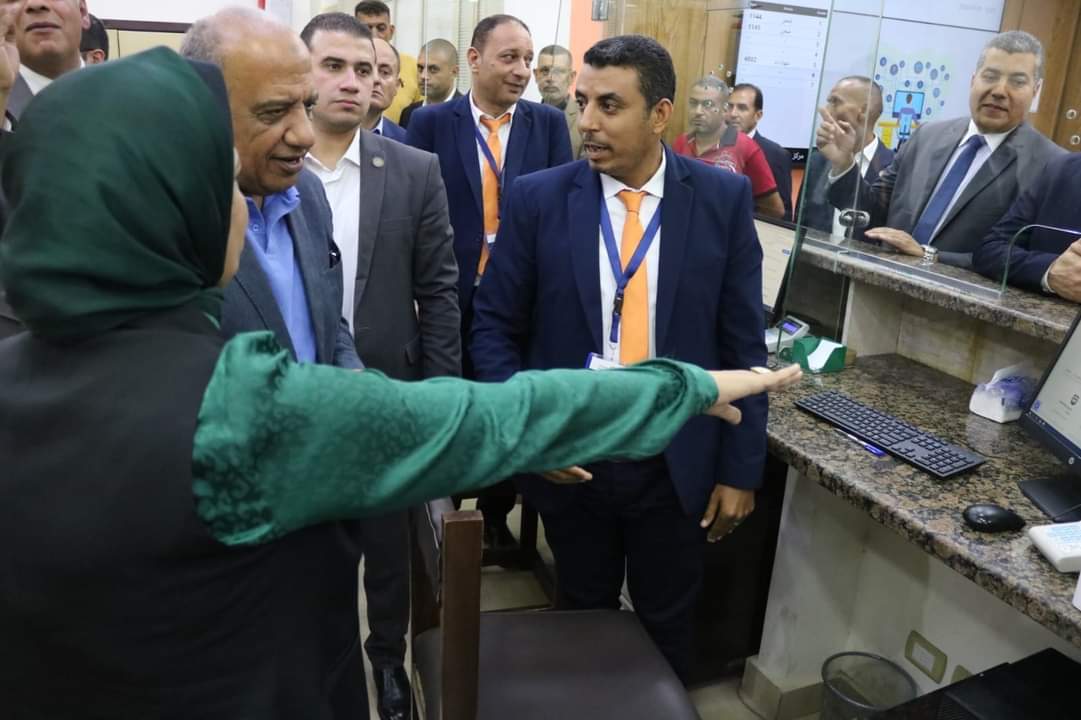 وزير الكهرباء والطاقة المتجددة يواصل جولاته الميدانية… ويتفقد هندسة كهرباء برج العرب بمحافظة الاسكندرية ويجرى حوارا مع المواطنين داخل مركز خدمة العملاء