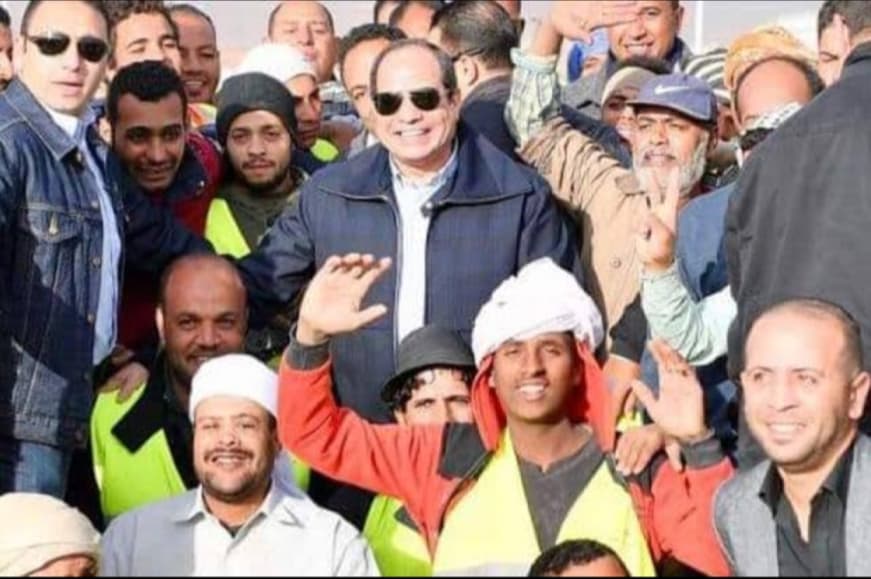 بالصور: الرئيس الإنسان وسط العمال