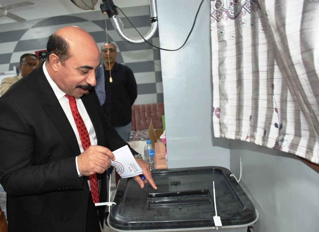 محافظ أسوان يدلى بصوته بلجنة الوافدين ويتابع سير العملية الانتخابية داخل الـ 254 لجنة فرعية 