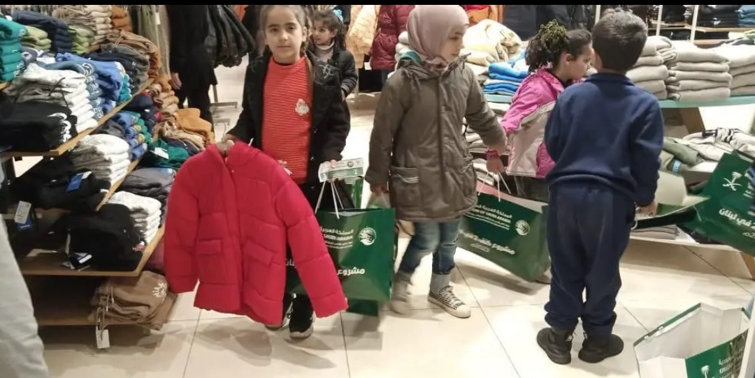سلمان للإغاثة يوزع آلاف من القسائم الشرائية للاجئين السوريين والفلسطينيين بـ لبنان