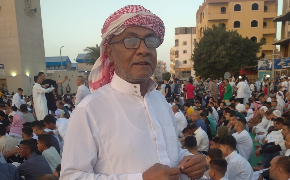 الآلاف يؤدون صلاة العيد بالبحر الأحمر