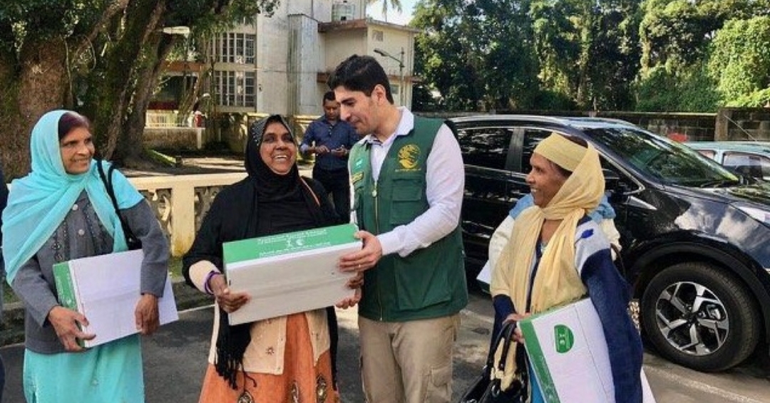 سلمان للإغاثة يوزع كراتين تمر في اليمن وغينيا الاستوائية وموريشيوس