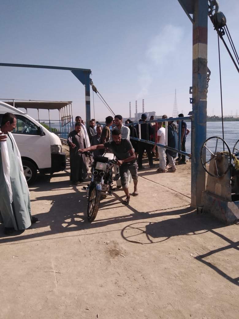 بالصور: إنقاذ ركاب معدية من الغرق في مياه النيل ببني سويف