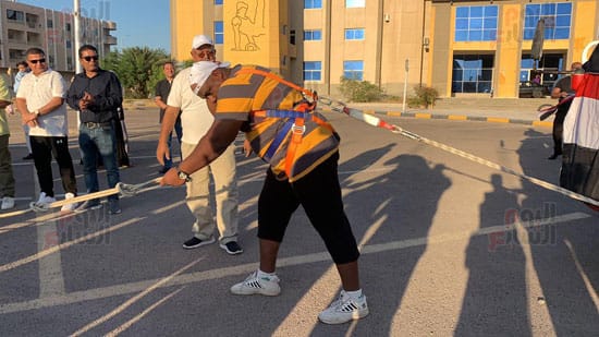 بالصور: أشرف كابونجا يسحب 3 سيارات نصف نقل "جامبو" بالصالة المغطاة فى الغردقة.. 