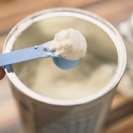 تبادل الاتهامات في واقعة وفاة طفل طهطا باللبن والجير 