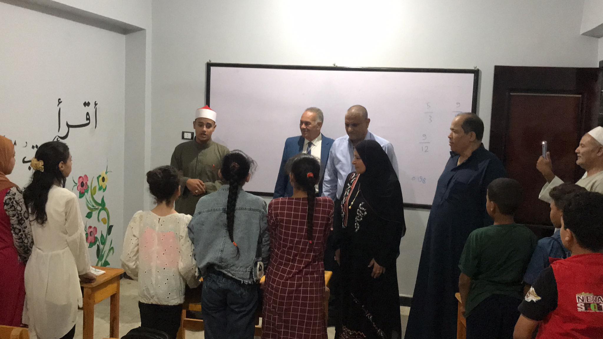 ندوه لمناقشة المشكلات التي تواجه أهالي قريه ابو عزيز ووضع حلول لها .   