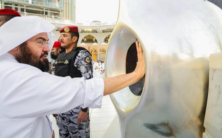 الرئاسة العامة لشؤون المسجد الحرام والمسجد النبوي تُطَيِّبُ الحجرَ الأسودَ والملتزمَ والركنَ اليماني