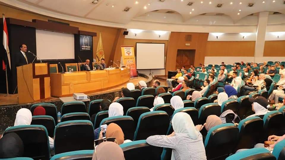 مدير صندوق مكافحة الإدمان ورئيس جامعة حلوان يشاركان في إجراء المقابلات لـ 250 طالب وطالبة متقدمين للانضمام لرابطة متطوعى الصندوق للمشاركة فى تنفيذ البرامج التوعوية لمكافحة تعاطى المخدرات