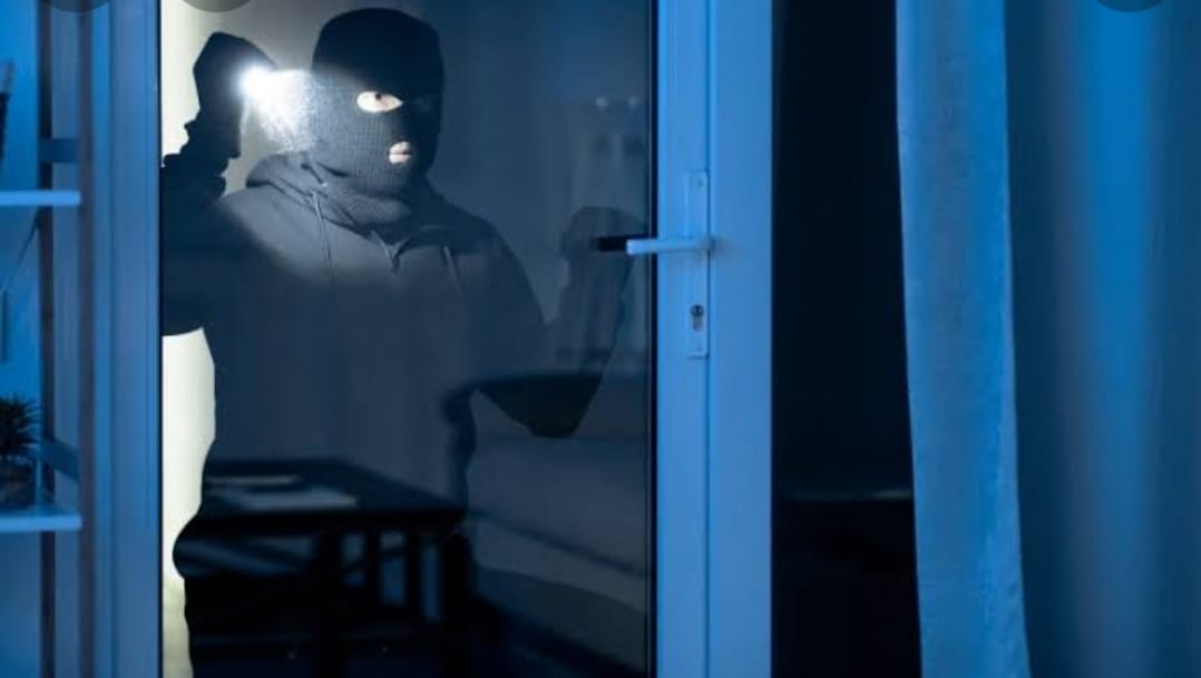 إصابة لص المنازل عقب سقوطه من أعلى منزل بسوهاج