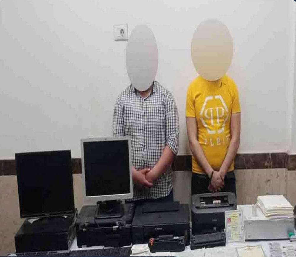 ضبط مزور وبحوزته أدوات التزوير و المستندات والمحررات الرسمية المنسوبة لجهات حكومية المزورة