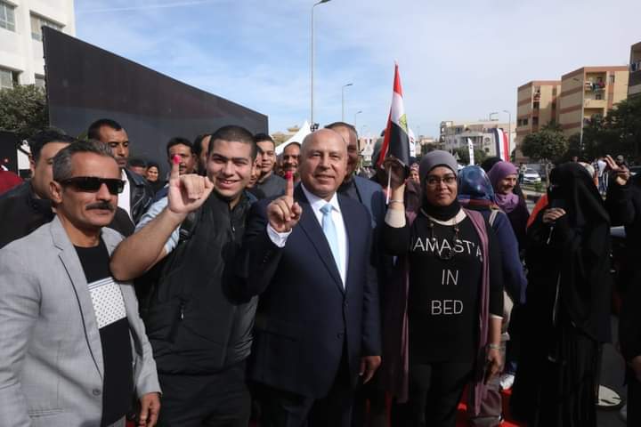 وزير النقل: إقبال المصريين الكبير على المشاركة في انتخاب رئيس مصر القادم يثبت للعالم ان المصريين دائما شعب مبهر فهم يسجلون ملحمة بطولية ووطنية رائعة 