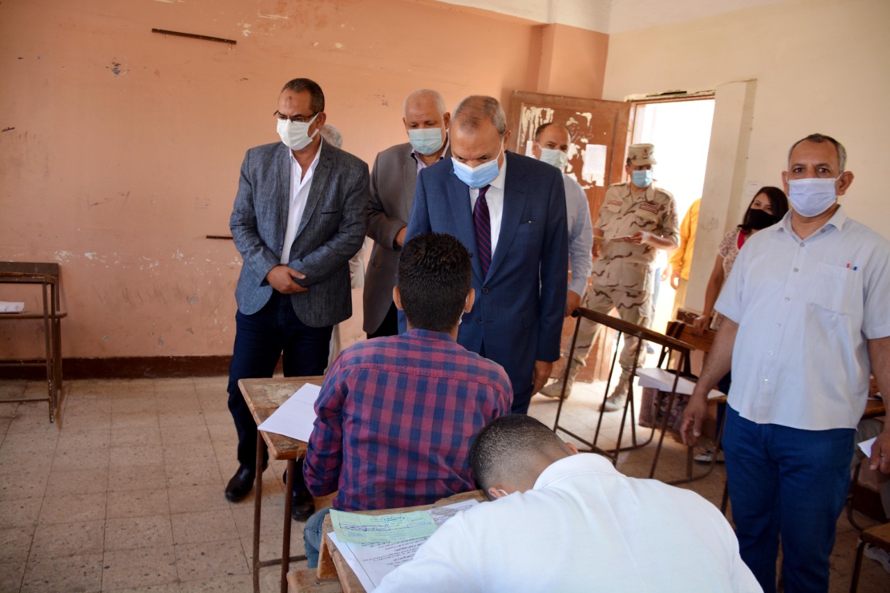 محافظ القليوبية يتفقد لجان امتحان نهاية العام الدراسي  بعدد من مدارس مدينة بنها
