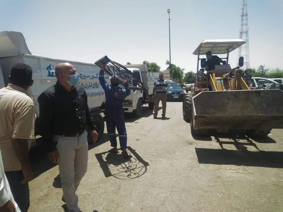 جهاز مدينة الشروق يشن حملة إشغالات وضبط مخالفات بمنطقة الورش.. و يحرر ٢١ محضر مخالفة