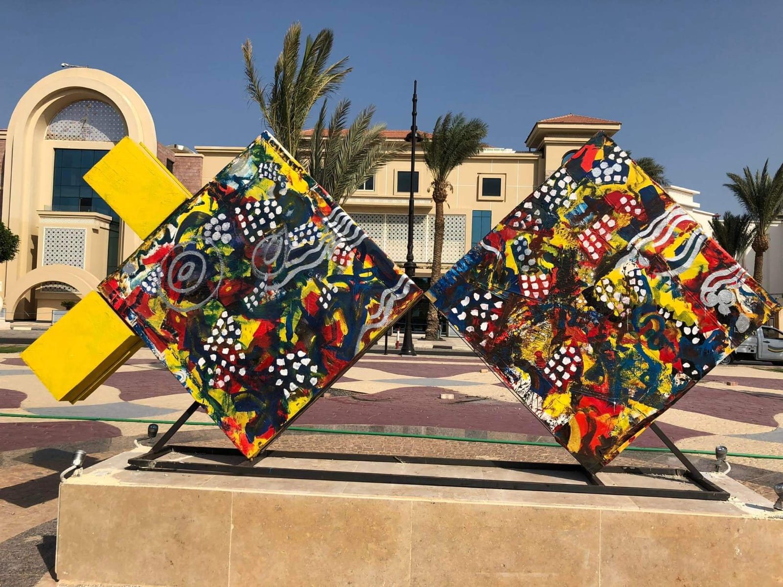 كرنفال مصر الدولي للفنون يحتفل بالذكرى المئوية الثانية لفك رموز حجر رشيد بالغردقة.. صور