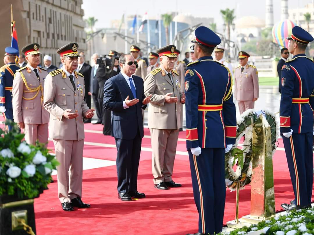 السيسي يضع إكليلا من الزهور على النصب التذكاري للقوات المسلحة وقبر السادات