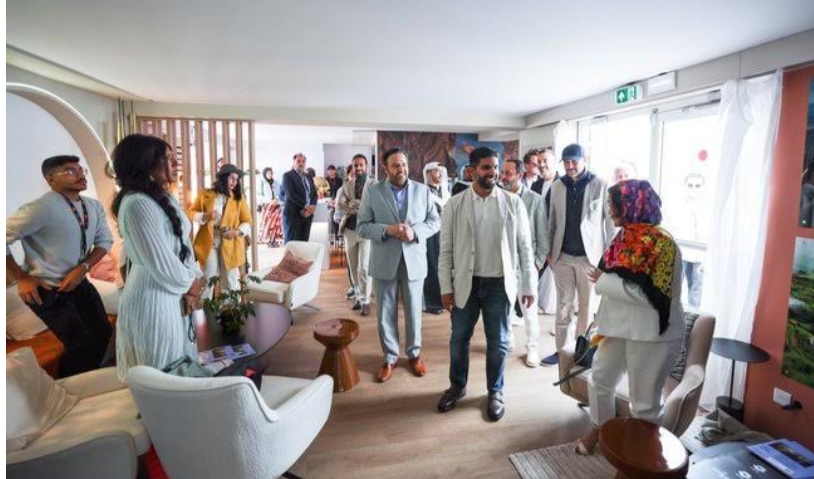 وزير الثقافة السعودى يتفقد جناح المملكة المشارك في مهرجان كان السينمائي ويلتقي صُنّاع الأفلام السعوديين