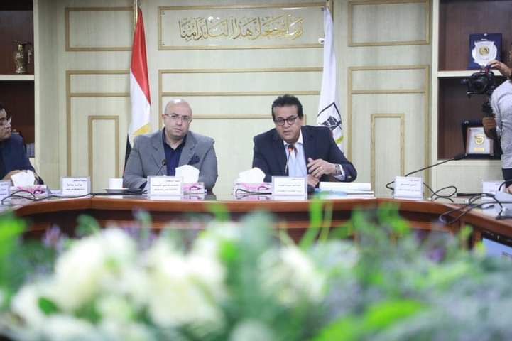 وزير الصحة يناقش خطة الوزارة لزيادة أسرة الرعاية المركزة والحضانات ببني سويف