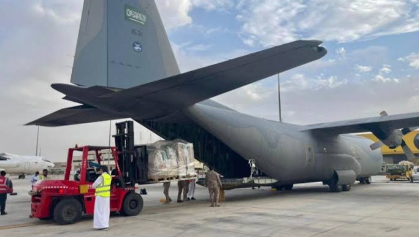 وصول الطائرة الإغاثية الثانية ضمن الجسر الجوي السعودي لمساعدة الشعب السوداني