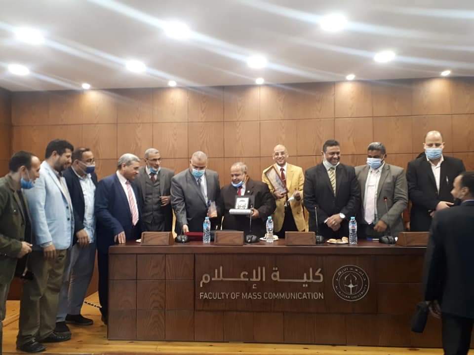 بالصور..قسم الصحافة والنشر يكرّم الدكتور عبد العظيم خضر 