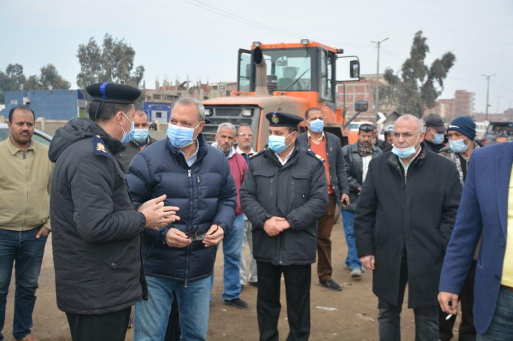 محافظ القليوبية يقود حملة مكبرة لإزالة التعديات على الأرض الزراعية على طريق مصر اسكندرية الزراعي بنطاق مدينة بنها وتمت إزالة عدد 29 حالة على مساحة 2 فدان