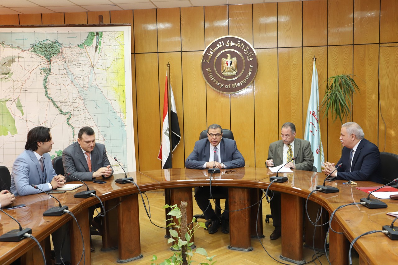 "سعفان" يشهد توقيع بروتوكول للتدريب من أجل التشغيل علي الملابس الجاهزة