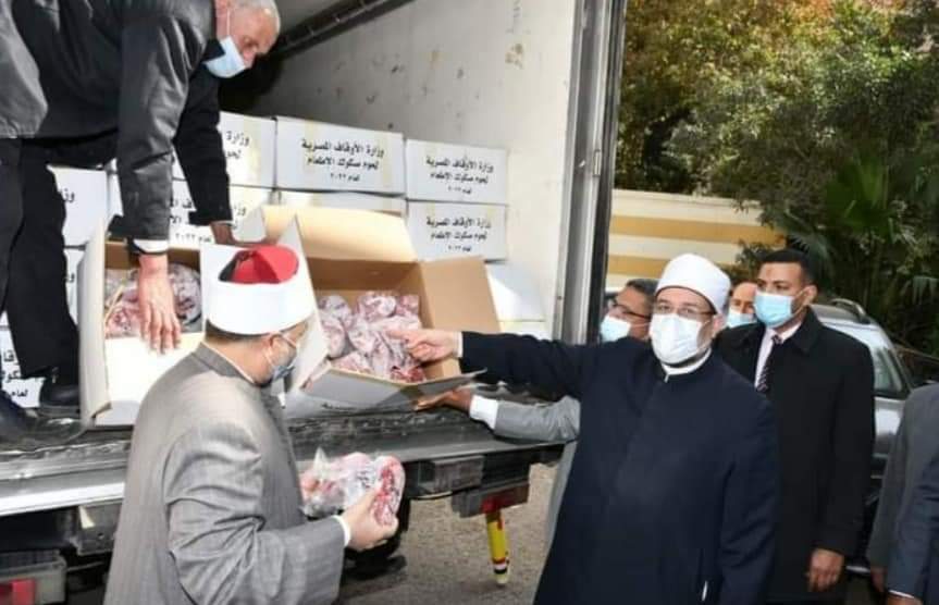 بالصور:  وزير الأوقاف يشهد انطلاق أول قافلة لتوزيع لحوم صكوك الإطعام