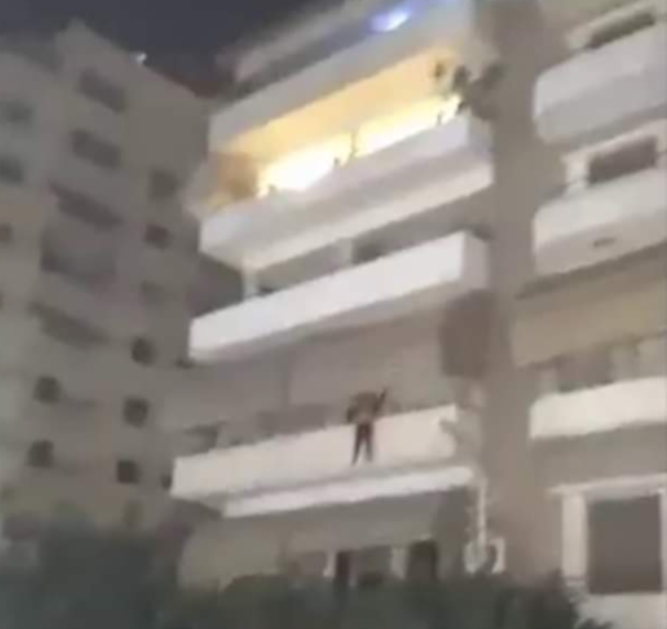 كشف حقيقة تداول فيديو  عبر الفيس بوك  بمحاولة إنقاذ سيدة من السقوط من شرفة شقة سكنية بالغربية.