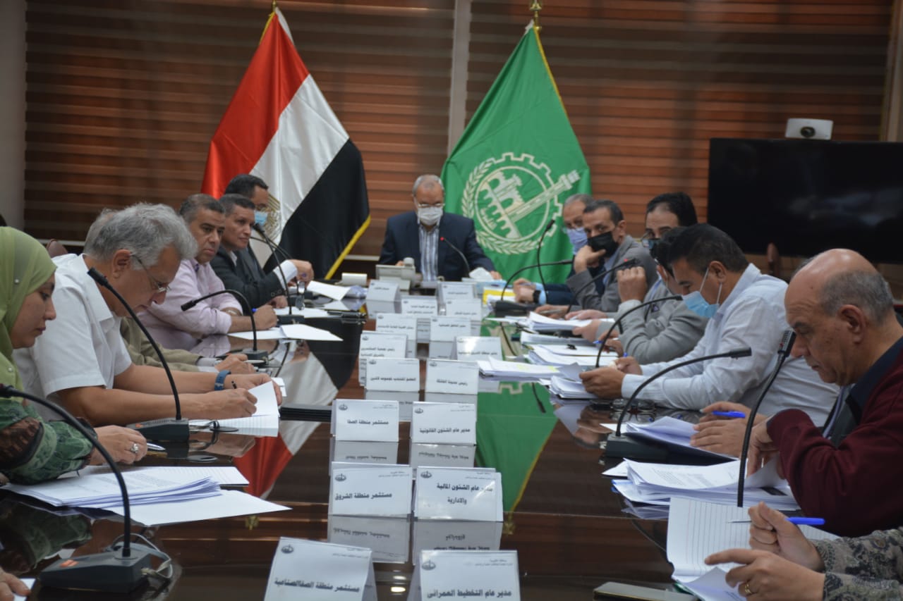 الهجان يترأس اجتماع مجلس إدارة المناطق الصناعية "لمنطقتي الشروق والصفا الصناعية" مؤكدا على ضرورة التيسير على المستثمرين لتحقيق رؤية مصر ٢٠٣٠ للتنمية المستدامة بالمحافظة  
