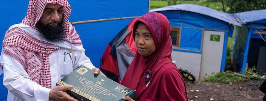 وزارة الشؤون الإسلامية تنفذ برنامج خادم الحرمين الشريفين لتفطير الصائمين في الجزر المتضررة من الزلازل بإندونيسيا