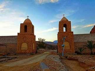 مدير «زراعة البحر الأحمر» يتفقد عنابر تسمين الدواجن بمزرعة دير الأنبا بولا بالزعفرانة
