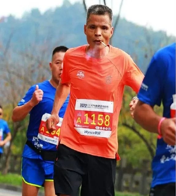 عداء صيني يركض لـ3 ساعات ونصف في سباق ماراثون وهو يدخن السجائر
