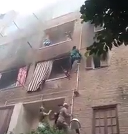 شاهد| شاب مصري ينقذ 3 أطفال من الحريق بالتسلق على مواسير الغاز في الزاوية الحمراء