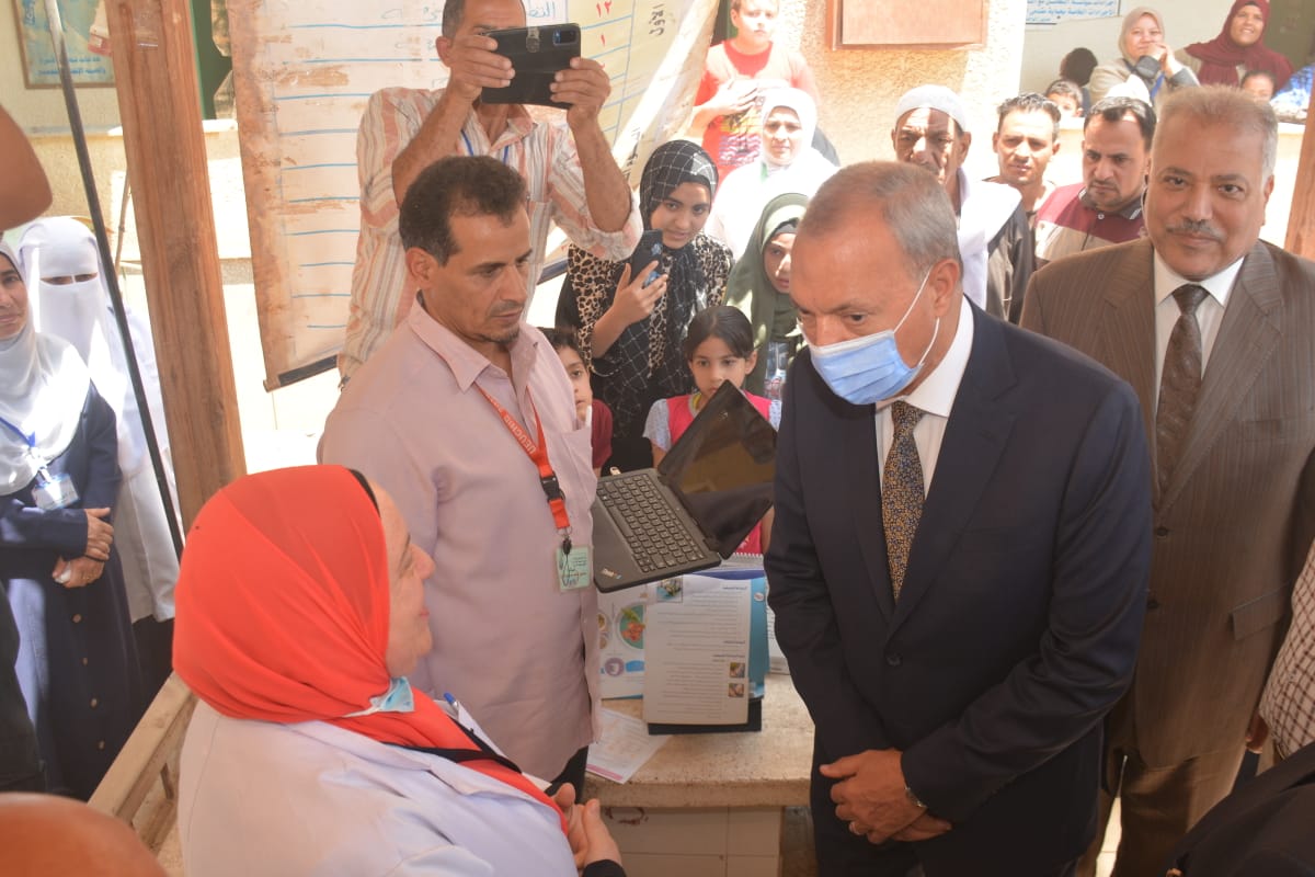 محافظ القليوبية يتفقد قافلة طبية بقرية سندوة بمركز ومدينة الخانكة والتي تقدم الكشف والعلاج بالمجان لأهالي القرية