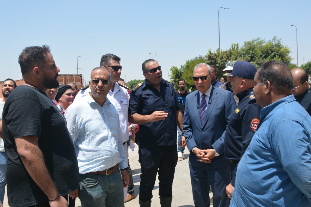 محافظ القليوبية يتابع جهود رجال الحماية المدنية فى اطفاء حريق مصنع للاثاث المكتبي بمدينة العبور ويؤكد انه تم السيطرة على الحريق وجاري الان اعمال التبريد